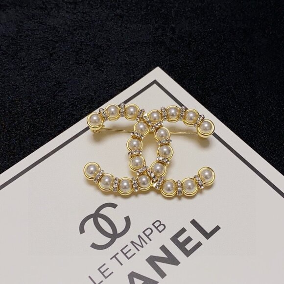 CHANEL Gold and White Pearl Brooch - Picture 5 of 7